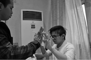 写真：通訳を受けながら当センタースタッフと話す森さん